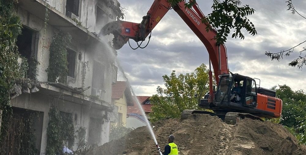 Beton bontás kotrógéppel – Budapest