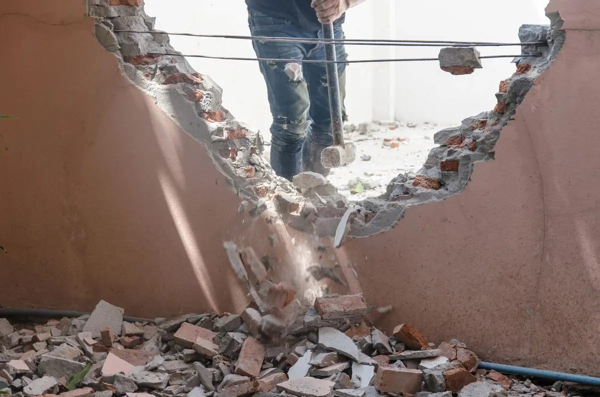 Válaszfal bontás Bosch bontókalapáccsal, kézi technológia