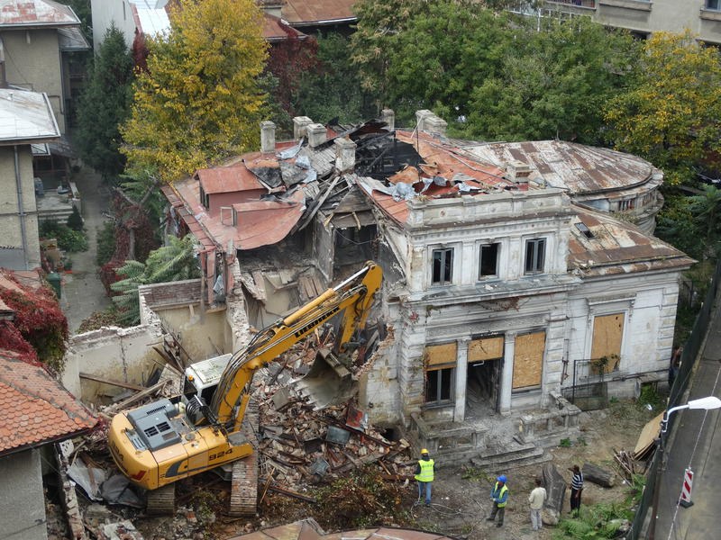 GK Bontás – családi ház bontása Liebherr kotrógéppel